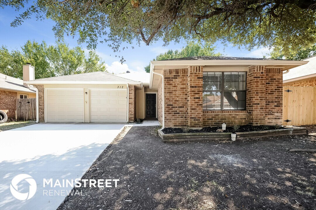 312 Valley Spring Dr in Arlington, TX - Building Photo