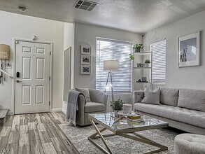 6080 St Petersburg Dr in Las Vegas, NV - Building Photo - Building Photo