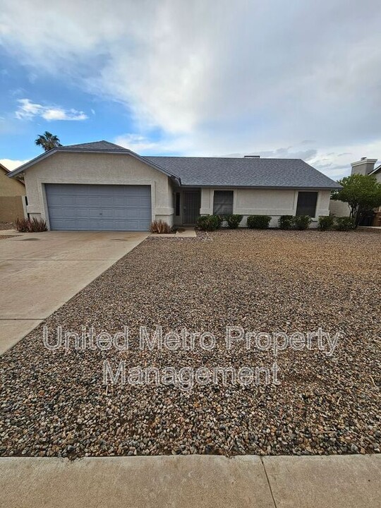 8832 W Golden Ln in Peoria, AZ - Building Photo