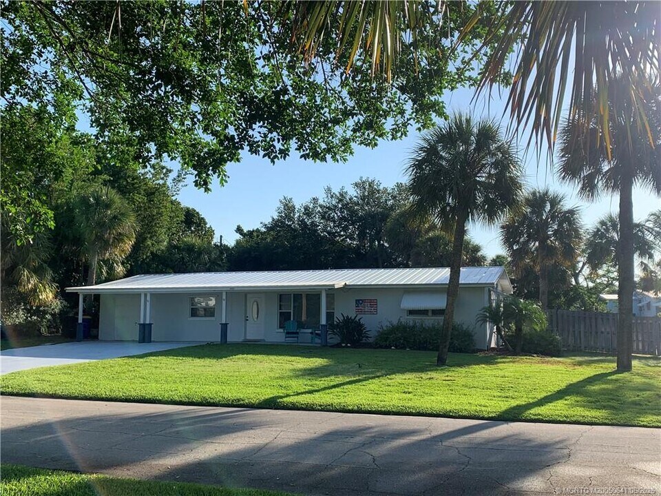 3483 NE Indian Ct in Jensen Beach, FL - Building Photo