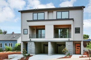 5739 SE 18th Ave in Portland, OR - Building Photo