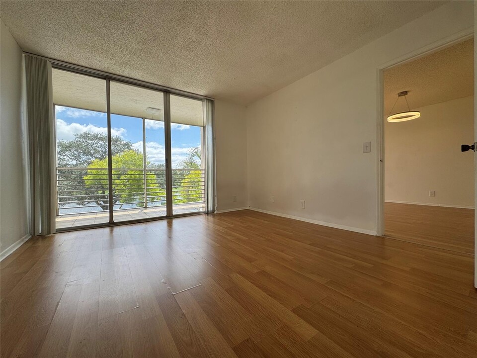 9441 Live Oak Plz, Unit 208 in Davie, FL - Building Photo