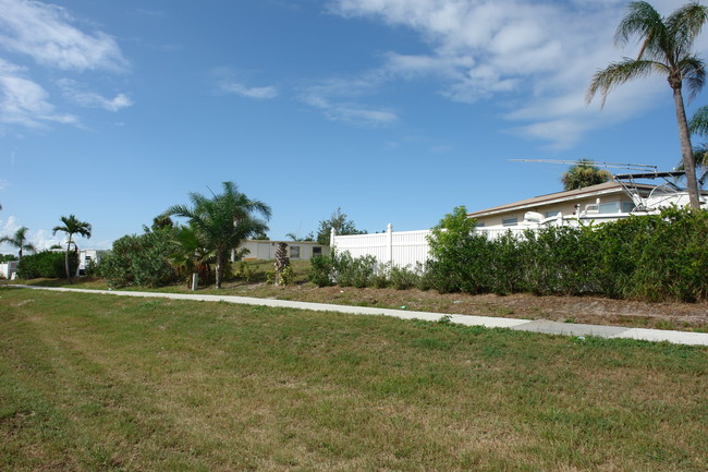 2251 N Us Highway 1 in Fort Pierce, FL - Building Photo - Building Photo