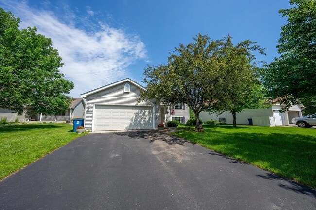 1281 Applewood Way in Shakopee, MN - Foto de edificio - Building Photo