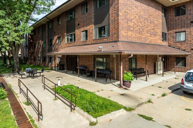 Highland Park Apartments (DSM) in Des Moines, IA - Building Photo - Building Photo
