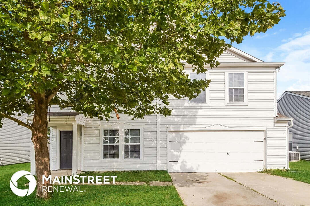 8118 Gathering Ln in Indianapolis, IN - Foto de edificio