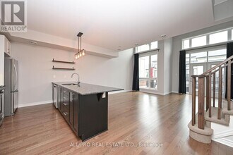 216 Pembina Private in Ottawa, ON - Building Photo - Building Photo