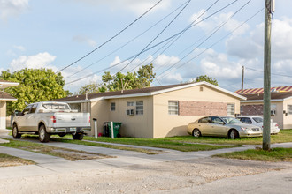 DESMOND A VERSTRAATE APARTMENTS in Miami, FL - Building Photo - Building Photo