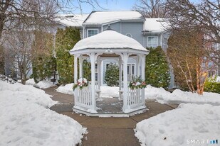 132 Hope St in Stamford, CT - Building Photo