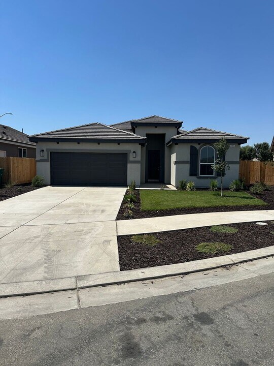 917 S Lum Ave in Kerman, CA - Building Photo