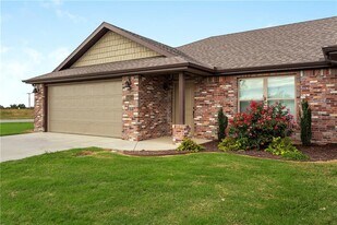 1402 Winter Ave in Centerton, AR - Building Photo