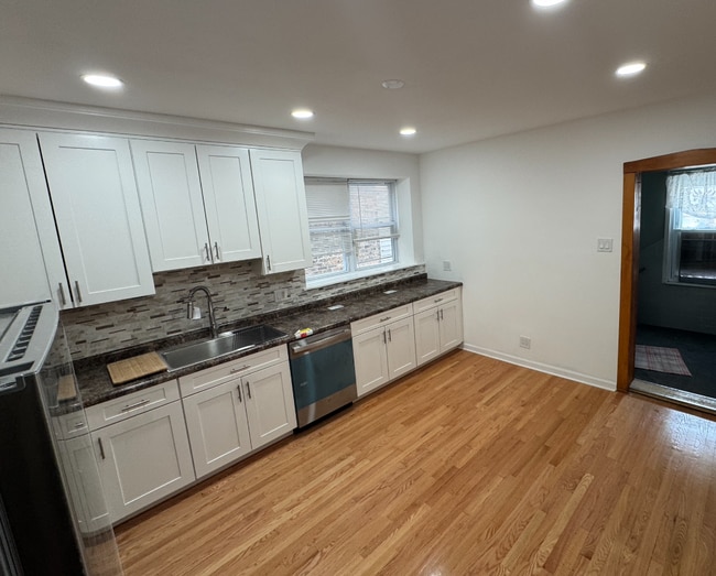 2944 N Luna Ave, Unit 1st Floor in Chicago, IL - Foto de edificio - Building Photo