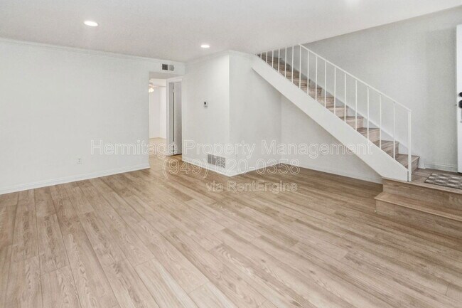 35 Kazan St in Irvine, CA - Foto de edificio - Building Photo