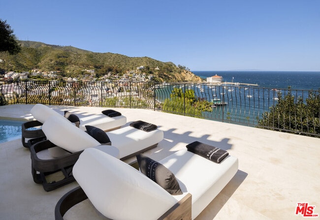 335 Wrigley Rd in Avalon, CA - Building Photo - Building Photo