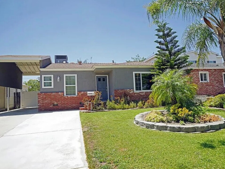 2027 N Pass Ave in Burbank, CA - Building Photo