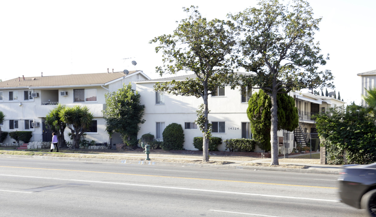 14324 Roscoe Blvd in Panorama City, CA - Building Photo