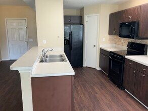 11106 3rd Ave E in Bradenton, FL - Foto de edificio - Building Photo