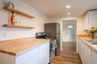 926 Austin Ave in Port Orchard, WA - Foto de edificio - Building Photo