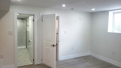142 Settlers Rd E in Oakville, ON - Building Photo - Building Photo