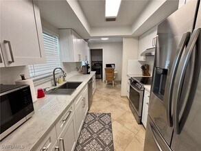 9675 7th St N in Naples, FL - Foto de edificio - Building Photo