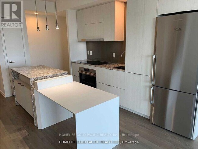 1 Bloor St E in Toronto, ON - Building Photo - Building Photo