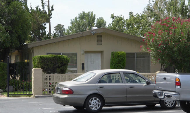 688 Indiana Ave in Brentwood, CA - Foto de edificio - Building Photo