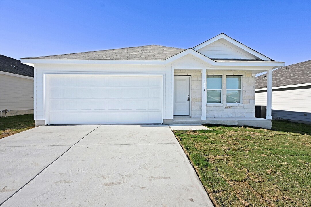 3837 Low Tide in Seguin, TX - Building Photo