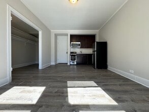 3335 W Diversey Ave in Chicago, IL - Foto de edificio - Building Photo