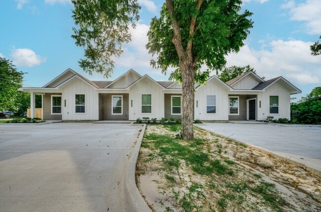 1608 W 5th St in Caldwell, TX - Building Photo - Building Photo