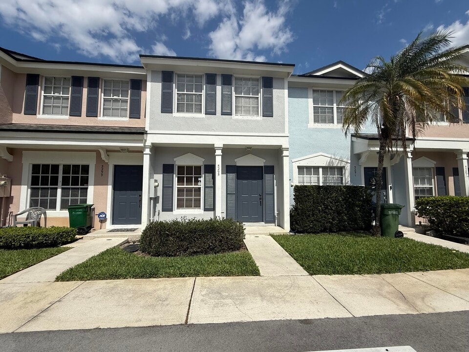 5295 Jamboree Pl in Margate, FL - Building Photo