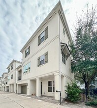 2 Hermann Park Ct in Houston, TX - Building Photo - Building Photo