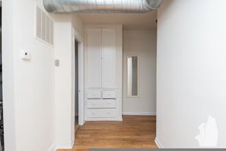 3321 N Lakewood Ave, Unit 2 in Chicago, IL - Building Photo - Building Photo