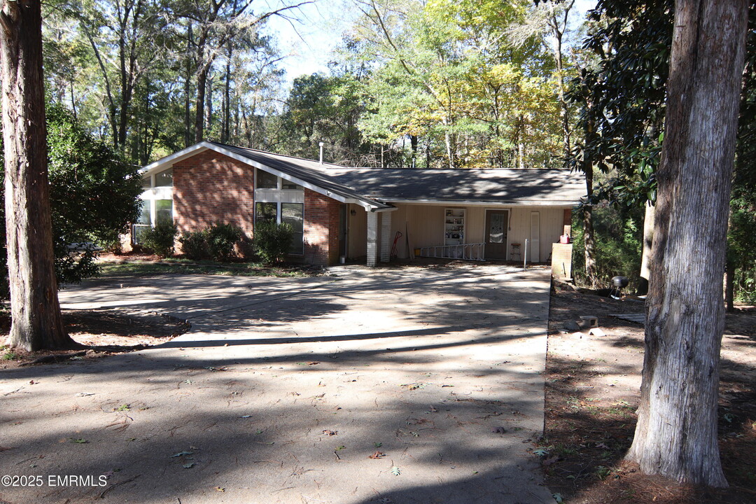 5615 W Gate Hills Dr in Meridian, MS - Building Photo