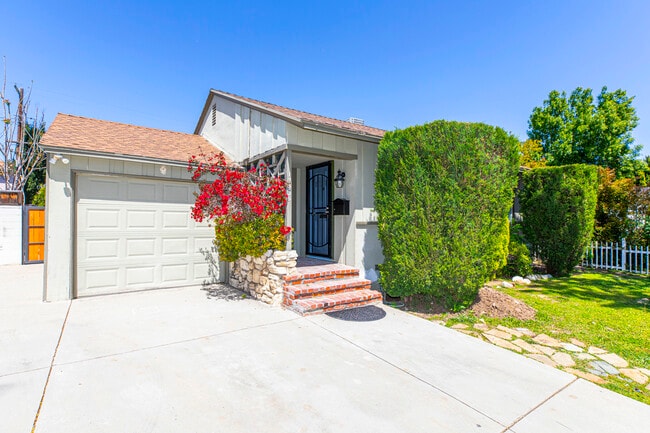 17425 Emelita St in Encino, CA - Building Photo - Building Photo