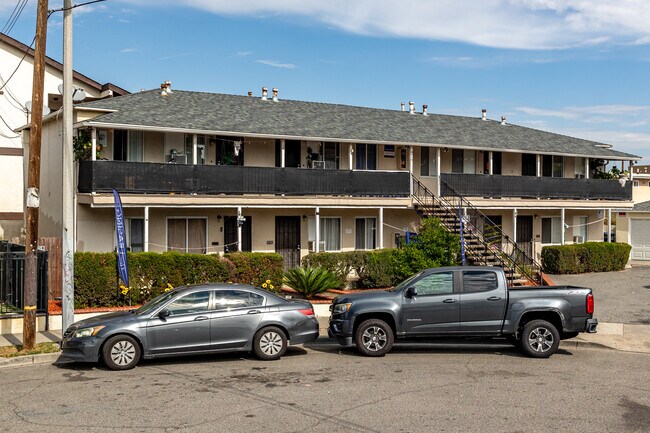 916 S. Cambridge St. in Anaheim, CA - Foto de edificio - Building Photo