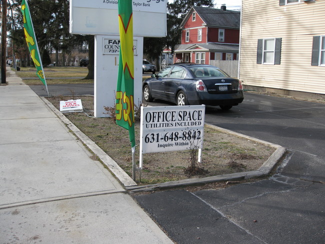 258 Hawkins Ave in Ronkonkoma, NY - Foto de edificio - Building Photo