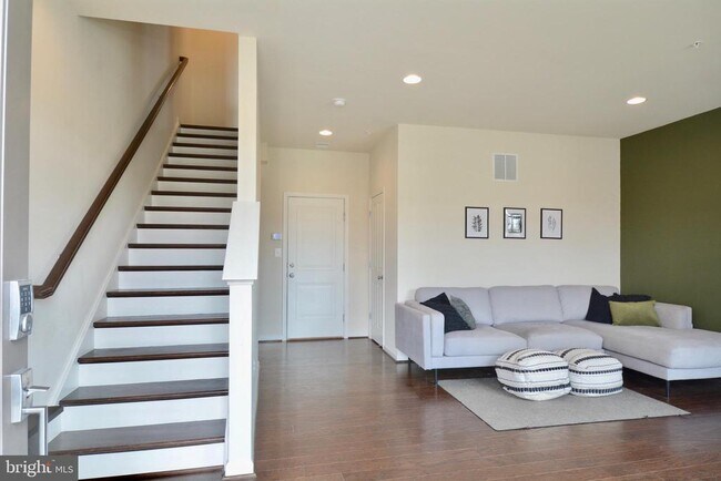 22305 Broadway Ave in Clarksburg, MD - Foto de edificio - Building Photo