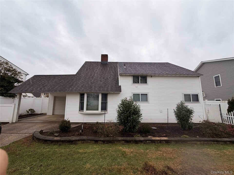 12 Elves Ln in Levittown, NY - Building Photo