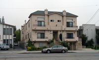 5928 Woodman Ave in Van Nuys, CA - Building Photo - Building Photo