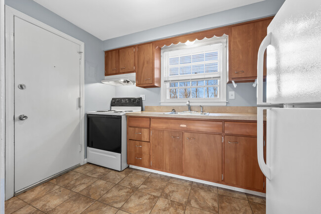 45 Charter Oak St, Unit D in Manchester, CT - Building Photo - Building Photo