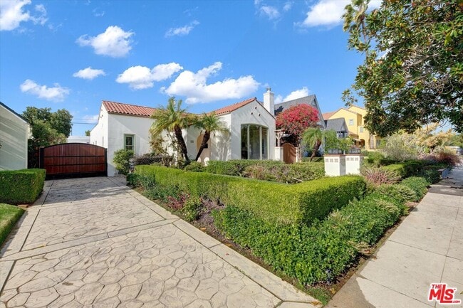 135 N Gower St in Los Angeles, CA - Building Photo - Building Photo