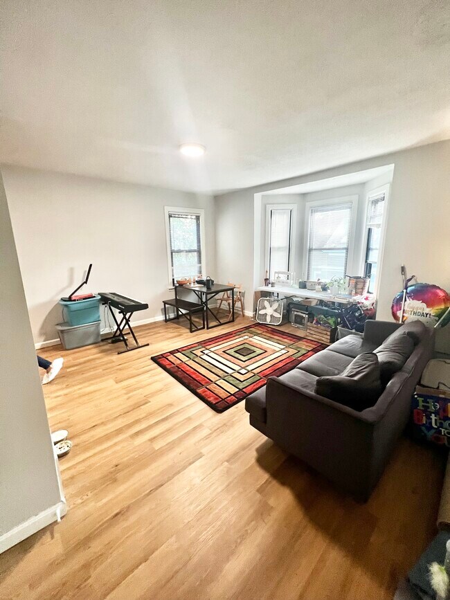 14 Flint St, Unit 2 in Somerville, MA - Building Photo - Building Photo