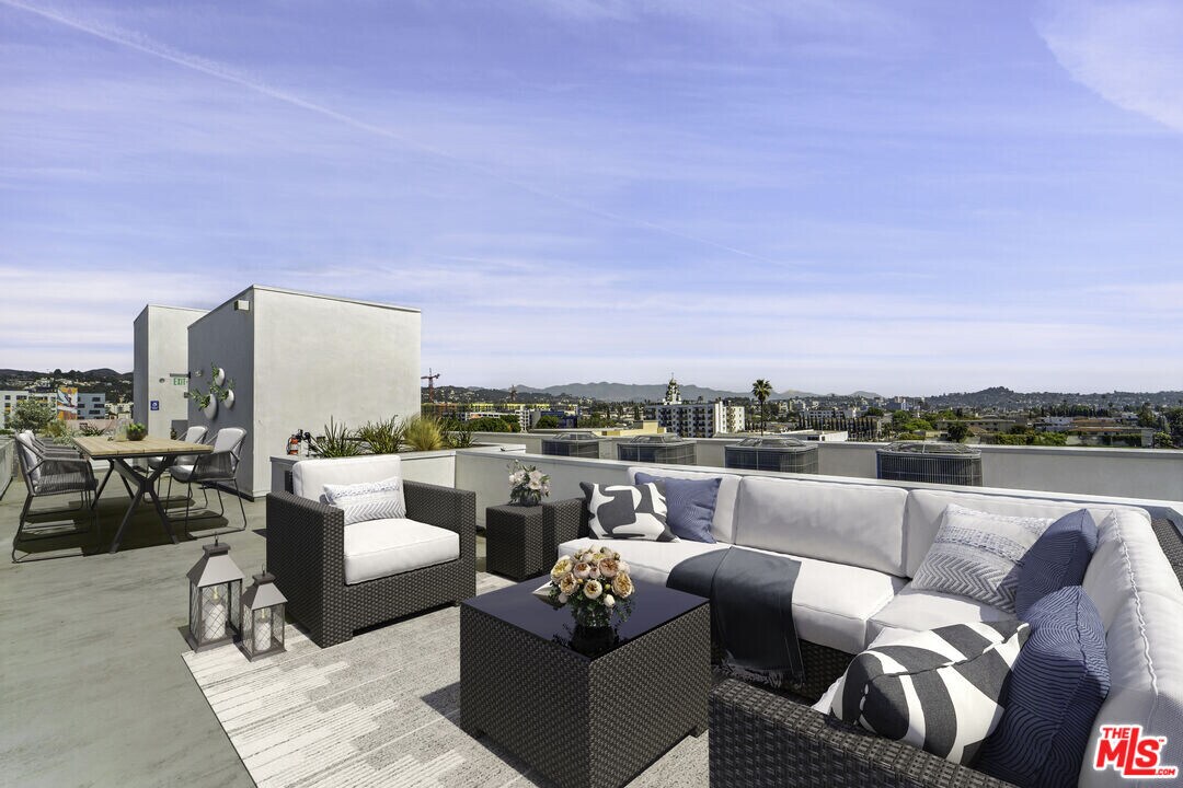 5608 La Mirada Ave in Los Angeles, CA - Building Photo