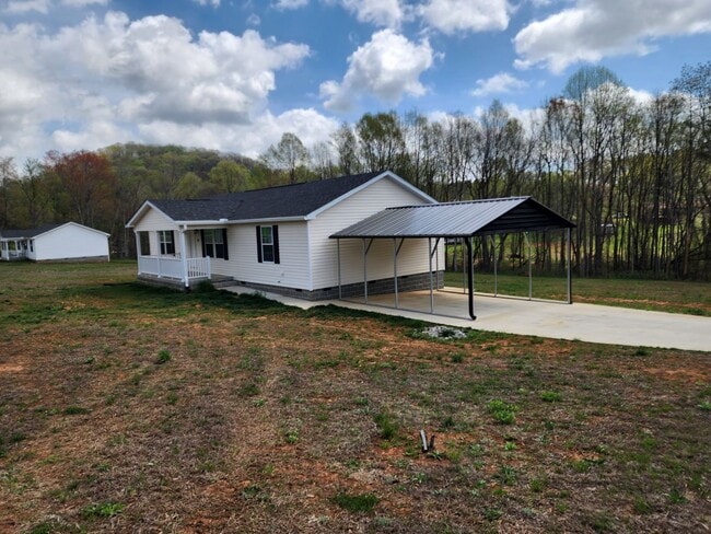 25 Robertson Dr in Taylorsville, NC - Building Photo - Building Photo