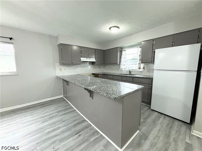 property at 1720 SE Santa Barbara Pl