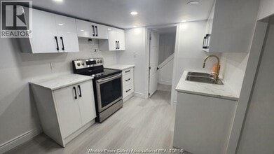989 Oak St in Windsor, ON - Building Photo - Building Photo