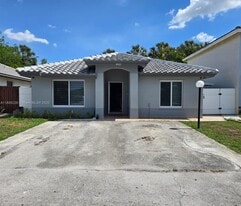 18402 NW 56th Pl in Miami Gardens, FL - Building Photo