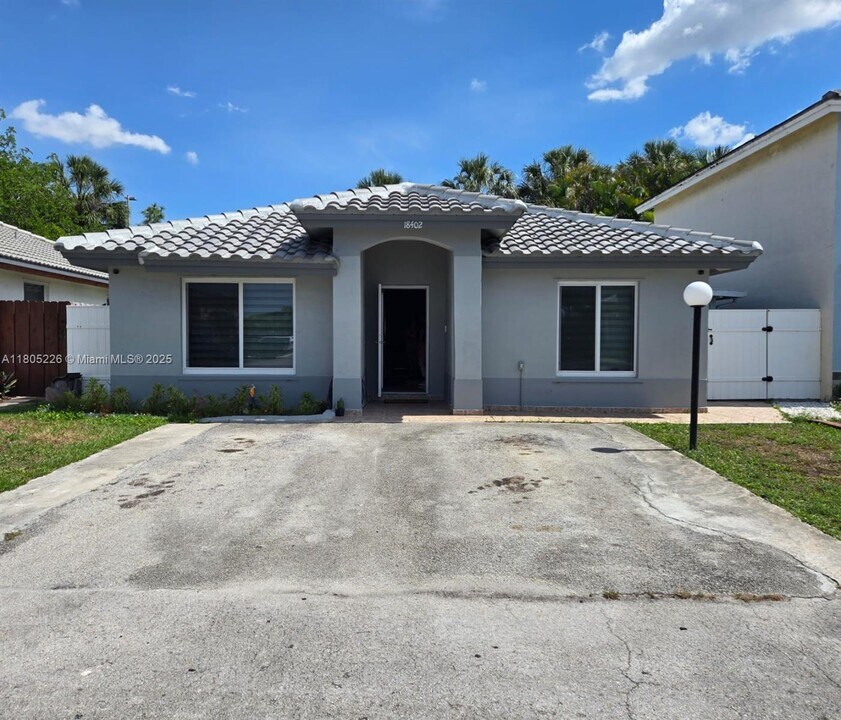 18402 NW 56th Pl in Miami Gardens, FL - Building Photo