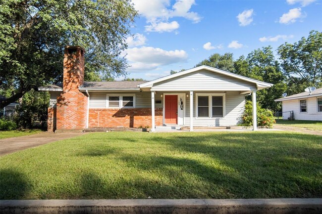 109 Charles St in Crockett, TX - Building Photo - Building Photo