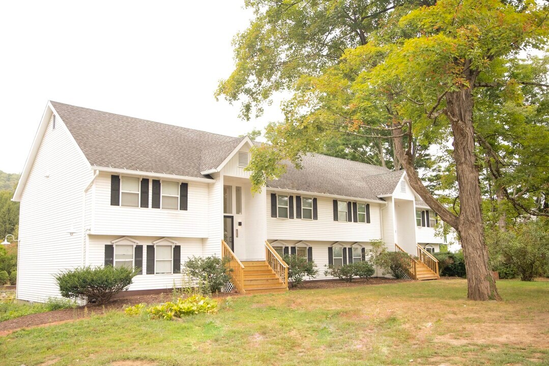 81 N Main St in Kent, CT - Building Photo